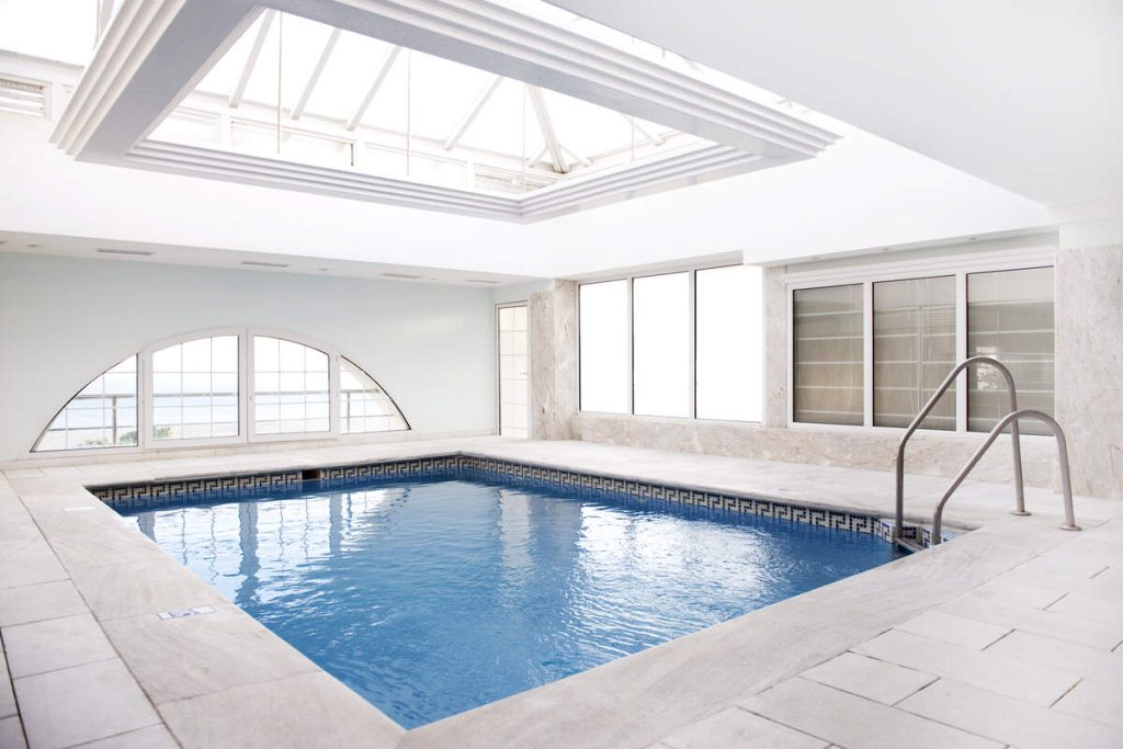 La piscine intérieure : un atout inestimable pour une habitation
