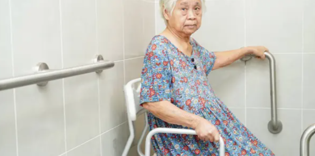 refus_personnes_agees_toilette